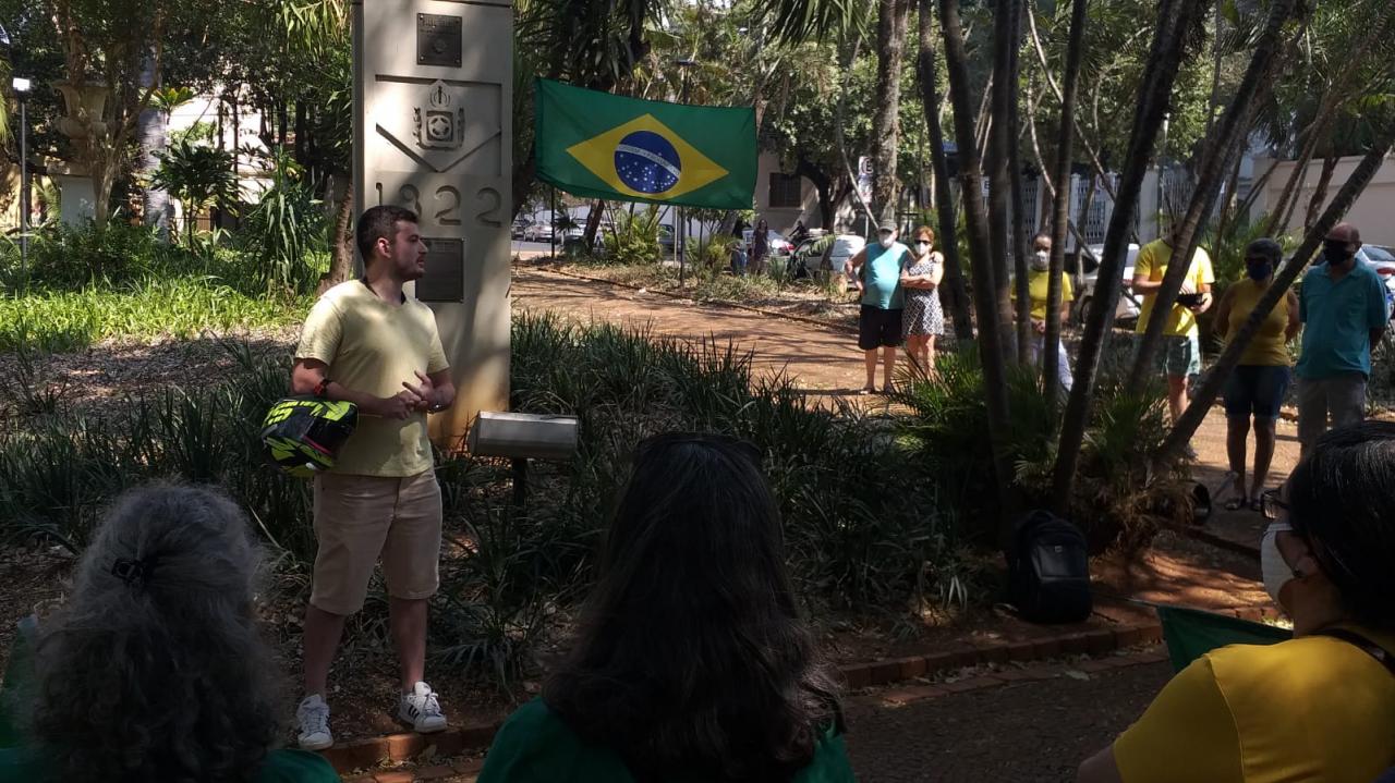 Foto 4 de 31 — Manifestantes fazem ato pró-Bolsonaro na Praça da Independência; veja imagens